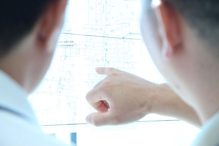 Người dân theo dõi chi tiết về quy hoạch nơi mình sinh sống. Ảnh: MH