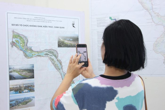 Người dân rất quan tâm đến khu vực mình sinh sống sẽ có diện mạo ra sao trong quy hoạch phân khu sông Hồng. Ảnh: MH