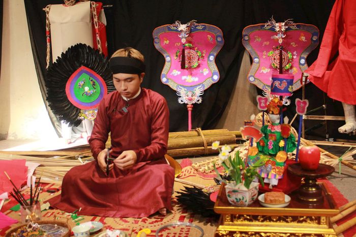 Nguyễn Đức Anh (The Annam) giới thiệu các sản phẩm đồ chơi, nghi trượng lấy cảm hứng từ mỹ thuật truyền thống. Ảnh: Vi Giáng