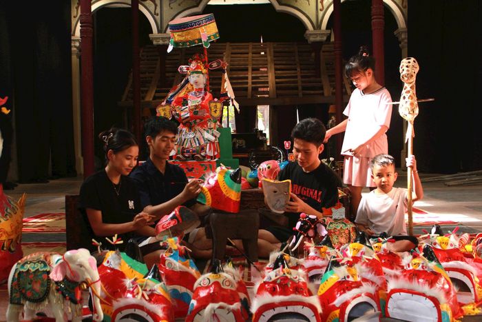Không gian "Lưu trăng" thu hút giới trẻ đến trải nghiệm đồ chơi Trung thu truyền thống. Ảnh: Vi Giáng