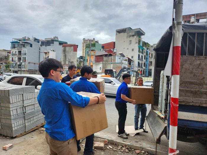 Những vật dụng nặng, cồng kềnh cần nhiều người cùng phối hợp để đưa ra khỏi nhà an toàn. Ảnh: H.Duy