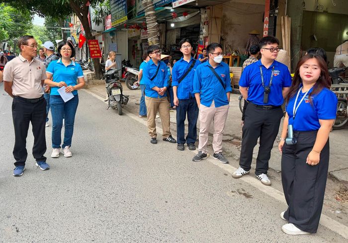 Đoàn viên, thanh niên phường Ô Chợ Dừa phối hợp với các lực lượng góp sức trong công tác GPMB. Ảnh: H.Duy