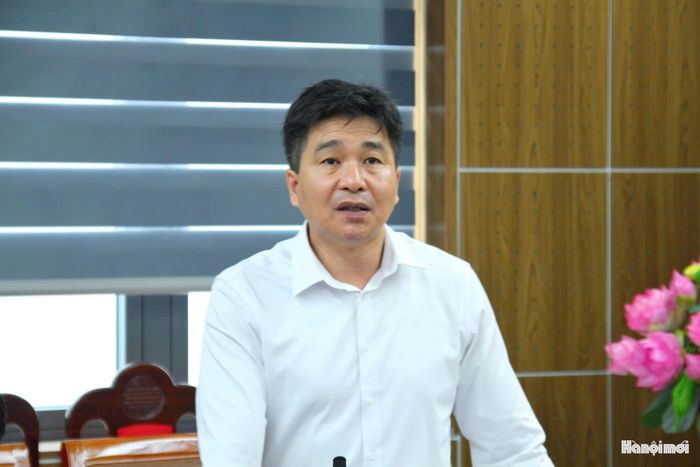 Phó Chủ tịch UBND phường Phú Thượng Võ Thanh Tùng giao nhiệm vụ cho các tổ giúp việc tại 5 điểm niêm yết. Ảnh: Cao Kỳ