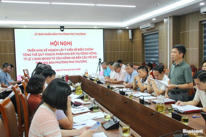 Phó Trưởng phòng Kinh tế, Hạ tầng và Đô thị phường Phú Thượng Hoàng Mạnh Khương thông tin về nội dung và hình thức lấy ý kiến nhân dân đối với đồ án quy hoạch. Ảnh: Cao Kỳ