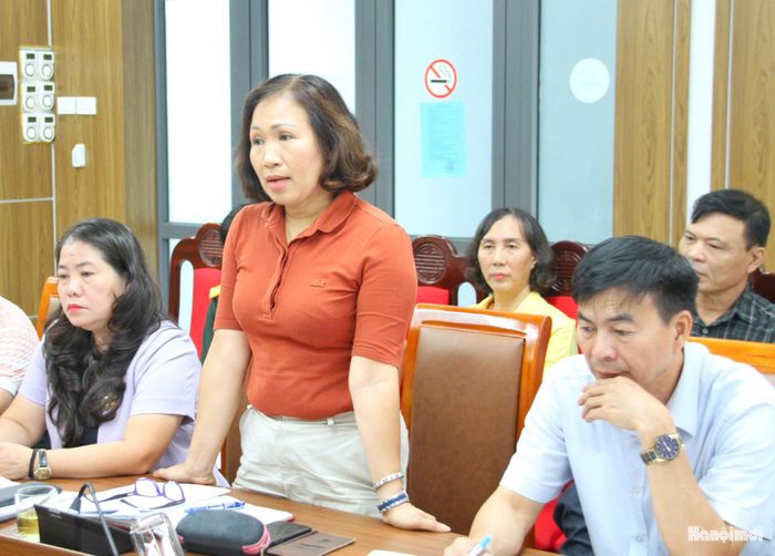 Giám đốc Trung tâm Văn hóa, Thông tin và Thể thao phường Phú Thượng Nguyễn Thị Thanh Hương trao đổi về công tác thông tin, tuyên truyền. Ảnh: Cao Kỳ