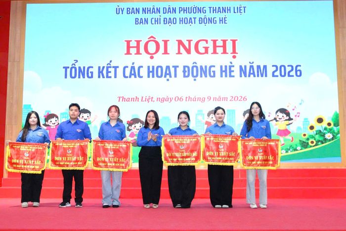 Các đơn vị xuất sắc trong công tác hoạt động hè. Ảnh: PV