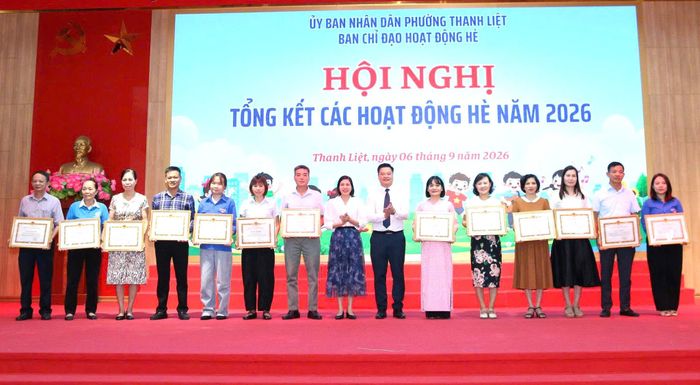 Lãnh đạo phường Thanh Liệt trao giấy khen cho các tập thể, cá nhân có thành tích trong công tác tham gia hoạt động hè. Ảnh: PV