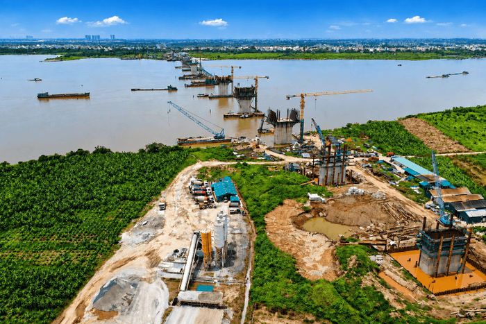 Cầu Hồng Hà đang được đẩy nhanh tiến độ thi công trên sông Hồng, mở thêm kết nối giữa xã Ô Diên và khu vực. Ảnh: Đỗ Duẩn