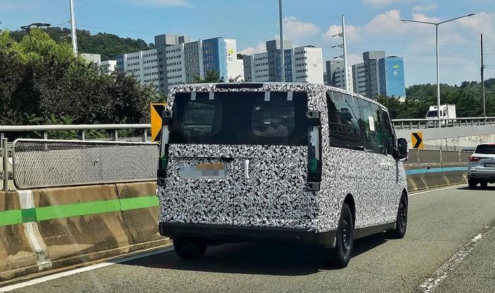 MPV điện KIA PV7 bị bắt gặp trên đường chạy thử. Ảnh: Eletrek