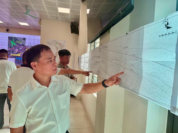 Ông Trịnh Lê Đức, Trưởng phòng Kinh tế, Hạ tầng và Đô thị chia sẻ với phóng viên tại buổi công bố phương án khu vực phường Lĩnh Nam . Ảnh: PV