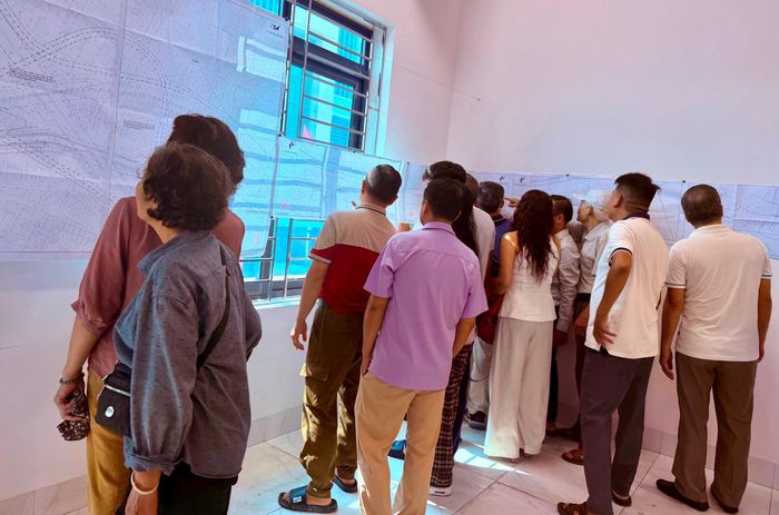 Phương án quy hoạch khu vực phường Lĩnh Nam được niêm yết từ rất sớm, với sự quan tâm của đông đảo người dân. Ảnh: PV