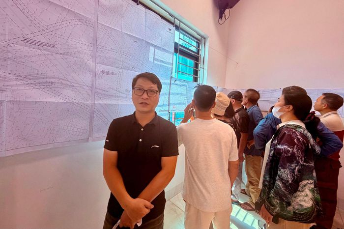 Anh Phạm Thái Hưng, tổ dân phố 11, phường Lĩnh Nam cũng đến tìm hiểu thông tin quy hoạch từ rất sớm. Ảnh: PV