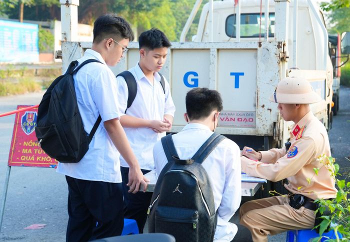 Lực lượng chức năng kiểm tra, xác minh thông tin, lập hồ sơ xử lý; đồng thời ghi nhận để phối hợp thông báo tới gia đình, nhà trường. Ảnh: PV