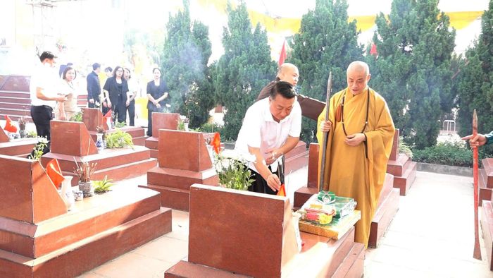 Công tác triển khai lấy mẫu giám định ADN các phần mộ liệt sĩ chưa rõ thông tin được đảm bảo thực hiện chặt chẽ, đúng quy định. Ảnh T. Đạt