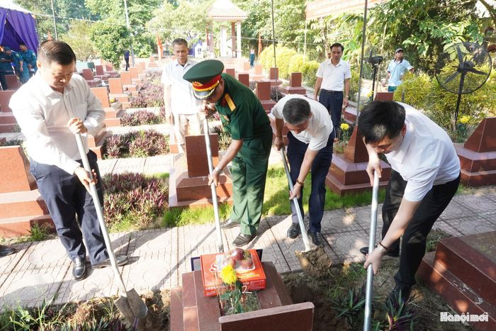 Công tác lấy mẫu được đặt ra yêu cầu nghiêm ngặt về tính chính xác. Ảnh: Lê Dung.