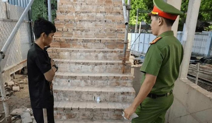 Công an xã Thanh Trì kiểm tra, xét nghiệm chất ma túy đối với người lao động tại công trình, dự án xây dựng, lán trại trên địa bàn. Ảnh: Công an thành phố Hà Nội