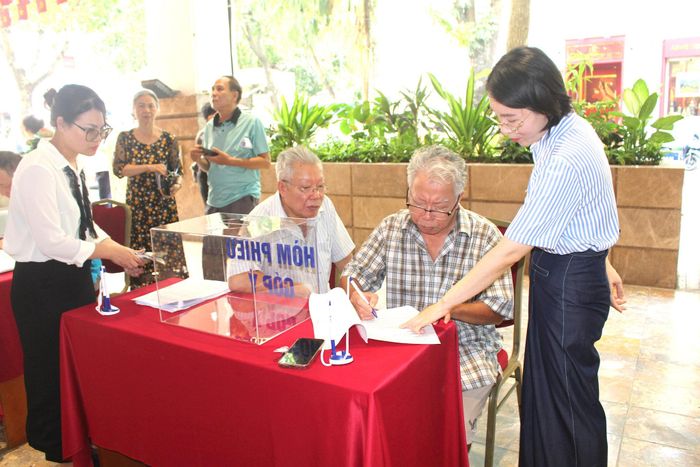 Ông Nguyễn Đức Hiền (áo kẻ, thứ hai từ phải sang), ở 24A Lý Thái Tổ cho biết, gia đình ông hoàn toàn ủng hộ chủ trương của Nhà nước, thành phố trong việc chỉnh trang, tái thiết khu vực hồ Hoàn Kiếm và vùng phụ cận. Ảnh: Đình Hiệp