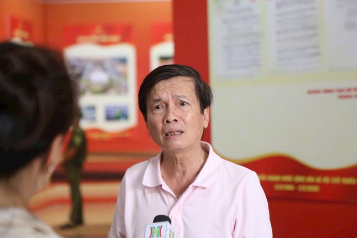 Ông Tôn Thất Dũng, Phó Bí thư Chi bộ, Trưởng ban Công tác Mặt trận tổ dân phố Bà Triệu, phường Cửa Nam chia sẻ, việc tổ chức công khai quy hoạch, lấy ý kiến nhân dân là rất cần thiết. Ảnh: Đình Hiệp