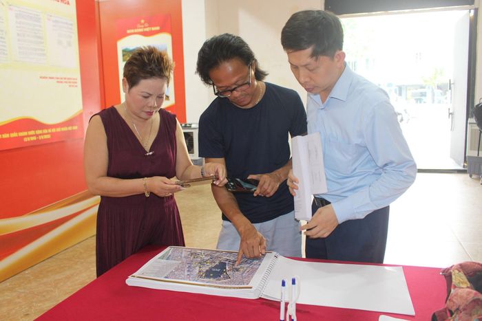 Người dân lưu lại hình ảnh, phương án để nghiên cứu. Ảnh: Đình Hiệp