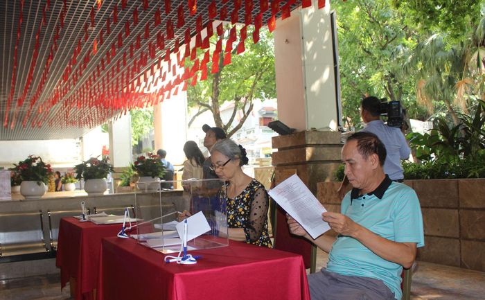 Bà Nguyễn Thị Phúc nghiên cứu kỹ các nội dung đóng góp ý. Ảnh: Đình Hiệp