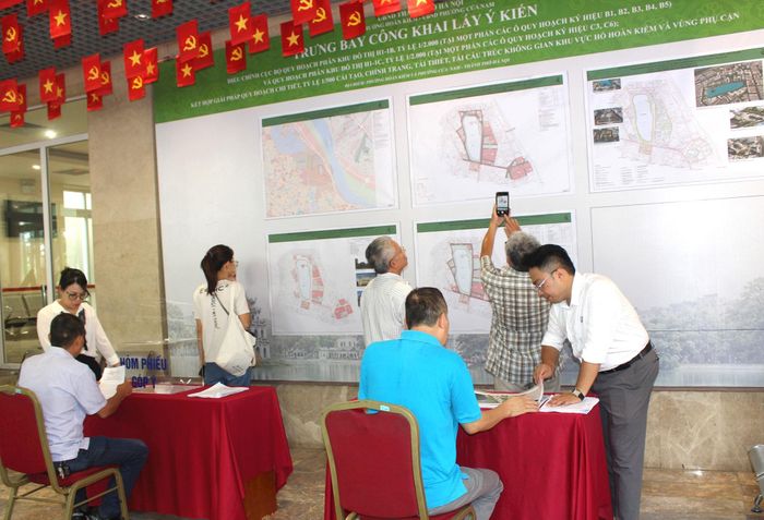 Nhiều người dân đến trụ sở UBND phường Hoàn Kiếm (126 Hàng Trống) để đóng góp ý kiến vào phương án Điều chỉnh cục bộ Quy hoạch phân khu đô thị khu vực hồ Hoàn Kiếm và phụ cận. Ảnh: Đình Hiệp