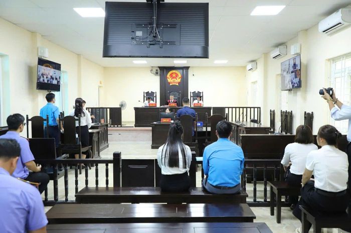 Quang cảnh phiên xét xử sơ thẩm liên quan một vụ án dân sự nhằm bảo vệ lợi ích an sinh của người lao động.
