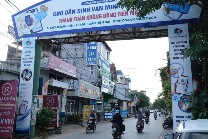 Mô hình chợ dân sinh văn minh - thanh toán không dùng tiền mặt tại xã Kim Anh đang được nhiều cư dân ủng hộ. Ảnh: Sỹ Hào