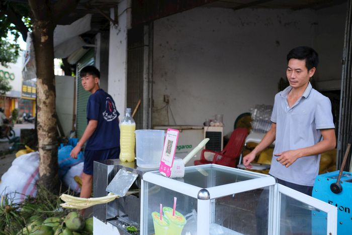 Hoạt động mua bán giao dịch không dùng tiền mặt đang ngày càng trở nên phổ biến với người dân xã Kim Anh. Ảnh: Sỹ Hào