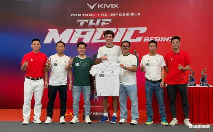 Richard Livornese Jr kết hợp với Kaiwin ra mắt sản phẩm mới mang tên Kivix Magic tại Việt Nam. Ảnh: Ngọc Tú