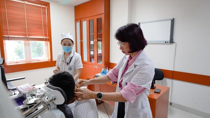 Sau ca phẫu thuật, sức khỏe bệnh nhi đã ổn định, chỉ còn đau nhẹ tại vết mổ. Ảnh: BVCC