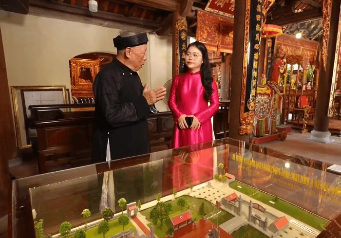 Người dân được giới thiệu, tìm hiểu về những giá trị được lưu giữ tại đình Mai Dịch. Ảnh: Quỳnh Anh