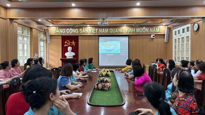 Cán bộ, nhân dân phường Phú Diễn theo dõi livestream giới thiệu về đình Mai Dịch. Ảnh: Thúy Ngân