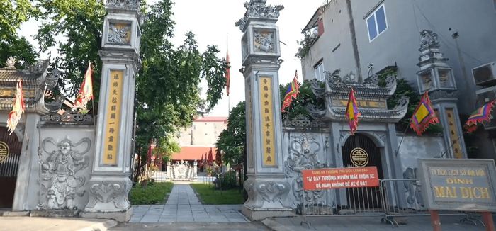 Đình Mai Dịch – di tích lưu giữ những giá trị lịch sử, kiến trúc và văn hóa của vùng đất. Ảnh: Phạm Dũng