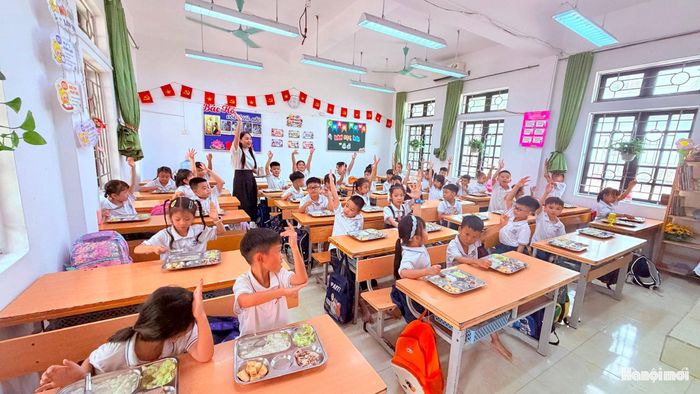 Học sinh Trường Tiểu học Nguyễn Du trong bữa ăn bán trú ngày 7-9 (Ảnh: Nhà trường cung cấp).