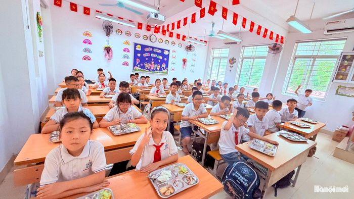 Học sinh Trường Tiểu học Nguyễn Du ăn bán trú (Ảnh: Nhà trường cung cấp).