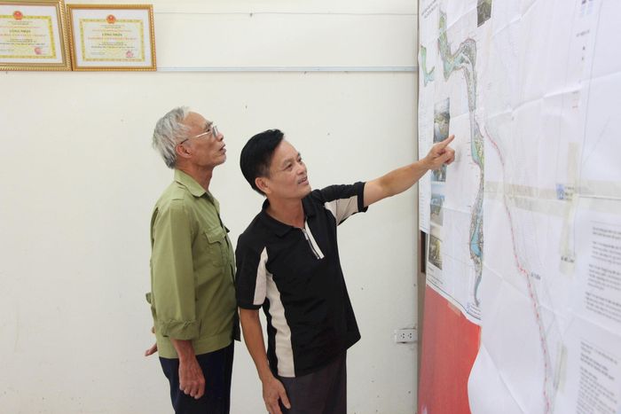 Ông Doãn Văn Dũng (áo đen) theo dõi hồ sơ quy hoạch được niêm yết. Ảnh: TT
