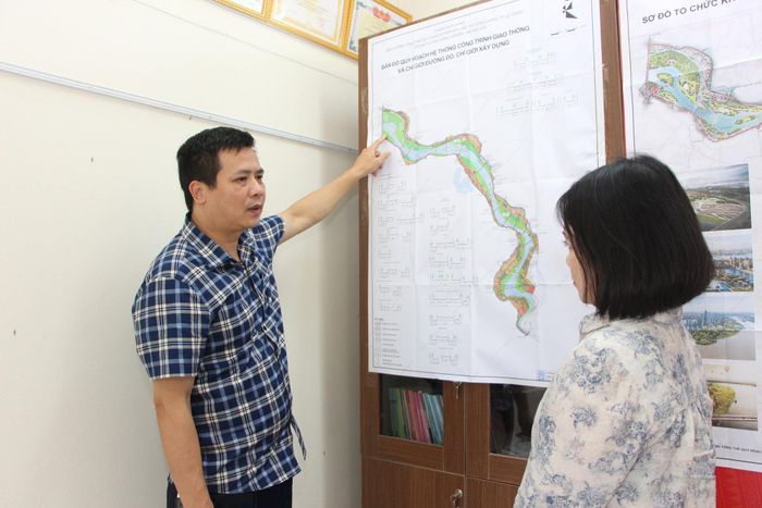 Phó Trưởng phòng Kinh tế xã Ô Diên Nguyễn Phúc Hoàn giới thiệu các quy hoạch trên địa bàn xã. Ảnh: TT