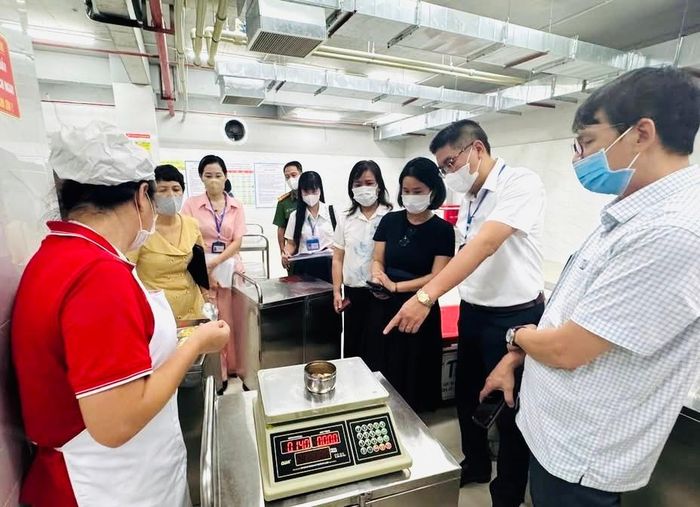 Phó Chủ tịch UBND phường Kim Liên Trần Hoàng kiểm tra công tác an toàn thực phẩm và bữa ăn bán trú tại các trường. Ảnh: PV