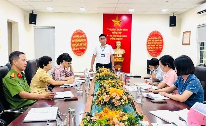 Phó Chủ tịch UBND phường Kim Liên Trần Hoàng phát biểu chỉ đạo tại cuộc kiểm tra. Ảnh: PV