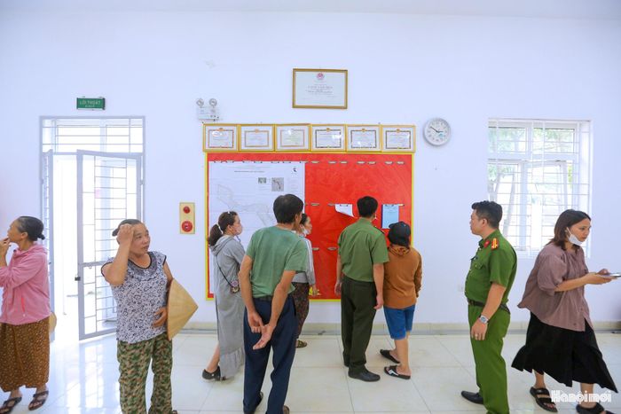 Ghi nhận tại điểm Nhà văn hoá thông 1 Vạn Phúc, xã Nam Phù chiều 7-9, nhiều người dân đã tới để tham quan bản đồ Quy hoạch phân khu đô thị sông Hồng 1/5000.