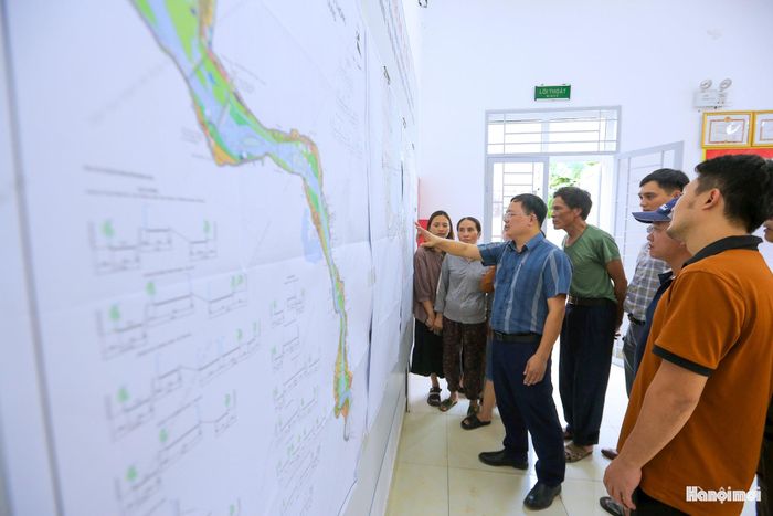 Phó Chủ tịch UBND xã Nam Phù Nguyễn Văn Sung giải đáp thắc mắc của người dân tại điểm niêm yết Nhà văn hoá thông 1 Vạn Phúc.