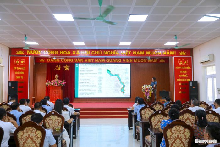 Sáng 7-9, UBND xã Nam Phù tổ chức hội nghị triển khai kế hoạch lấy ý kiến về điều chỉnh tổng thể Quy hoạch phân khu đô thị sông Hồng tỷ lệ 1/5000 (doạn từ cầu Hồng Hà đến cầu Mễ Sở).