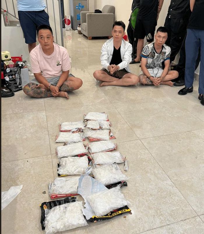 3 đối tượng và tang vật liên quan vụ án. Ảnh: Bộ Công an