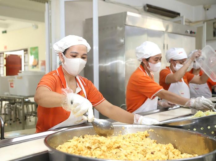 Đây là năm học đầu tiên Hà Nội vận hành hệ thống HanoiCheck nhằm tăng cường giám sát chất lượng bữa ăn bán trú của học sinh. Ảnh: CTV