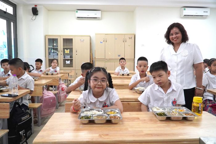 Bà Nguyễn Công Thị Thu Huyền, Phó Hiệu trưởng Trường Tiểu học Cầu Giấy B phân hiệu 2 kiểm tra công tác bán trú tại các lớp. Ảnh: CTV