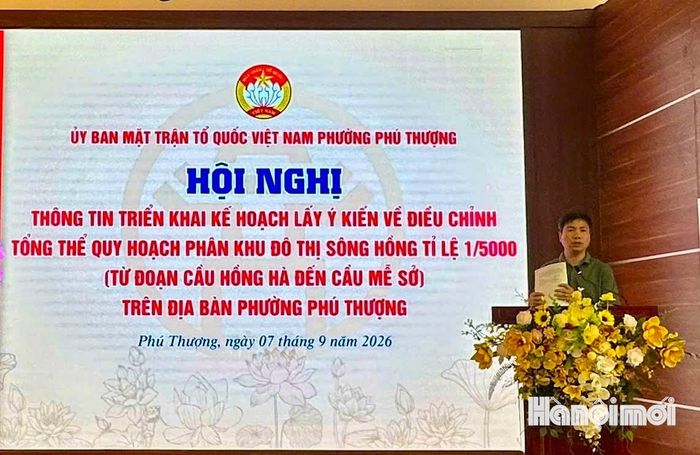 Phó Trưởng phòng Kinh tế, Hạ tầng và Đô thị phường Phú Thượng Hoàng Mạnh Khương thông tin về kế hoạch lấy ý kiến nhân dân. Ảnh: Cao Kỳ