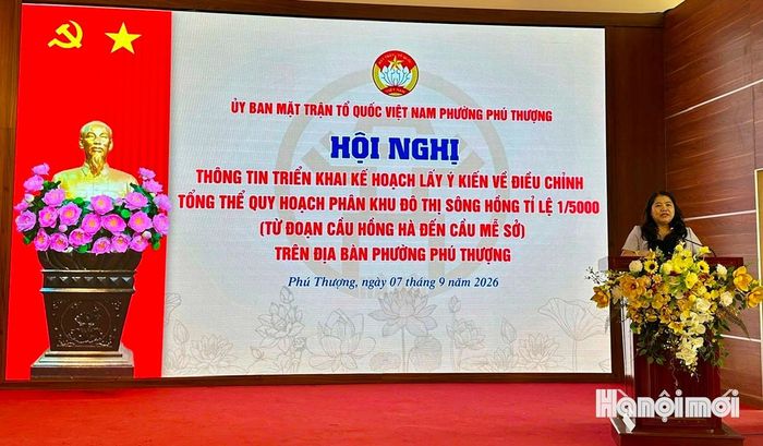 Chủ tịch Ủy ban MTTQ Việt Nam phường Phú Thượng Trương Tú Uyên phát biểu tại hội nghị. Ảnh: Cao Kỳ