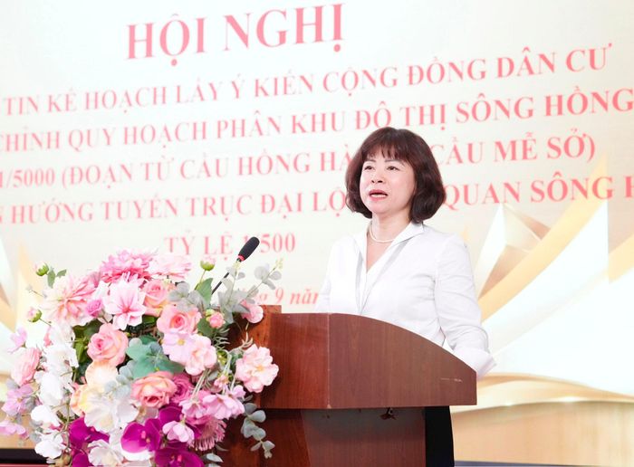 Bí thư Đảng ủy, Chủ tịch HĐND phường Bồ Đề Vũ Thị Thành phát biểu tại hội nghị. Ảnh: Hồng Thái