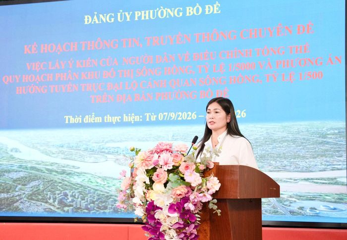 Phó Bí thư Thường trực Đảng ủy phường Bồ Đề Nguyễn Thị Kim Định báo cáo tại hội nghị. Ảnh: Hồng Thái