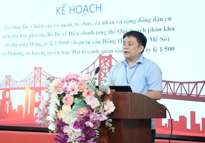 Phó Bí thư Đảng ủy, Chủ tịch UBND phường Bồ Đề Phạm Bạch Đằng triển khai kế hoạch của UBND phường về tổ chức lấy ý kiến của cơ quan, tổ chức, cá nhân và cộng đồng dân cư. Ảnh: Hồng Thái